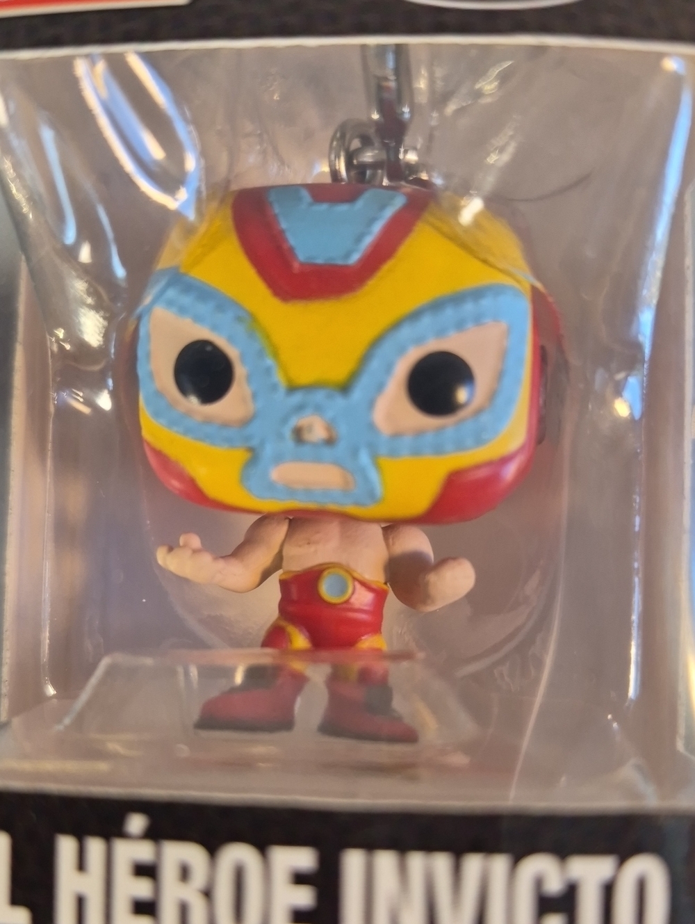 Funko × Marvel-EL HÉROE INVICTO POP Edition Keychain with Red and Blue Mask.